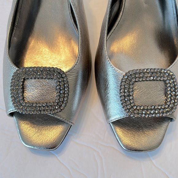 Free matching clutch! J. Renee silver metallic pumps. Size 9M - Picture 3 of 11